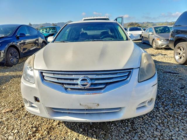 Nissan Altima Base Image 12