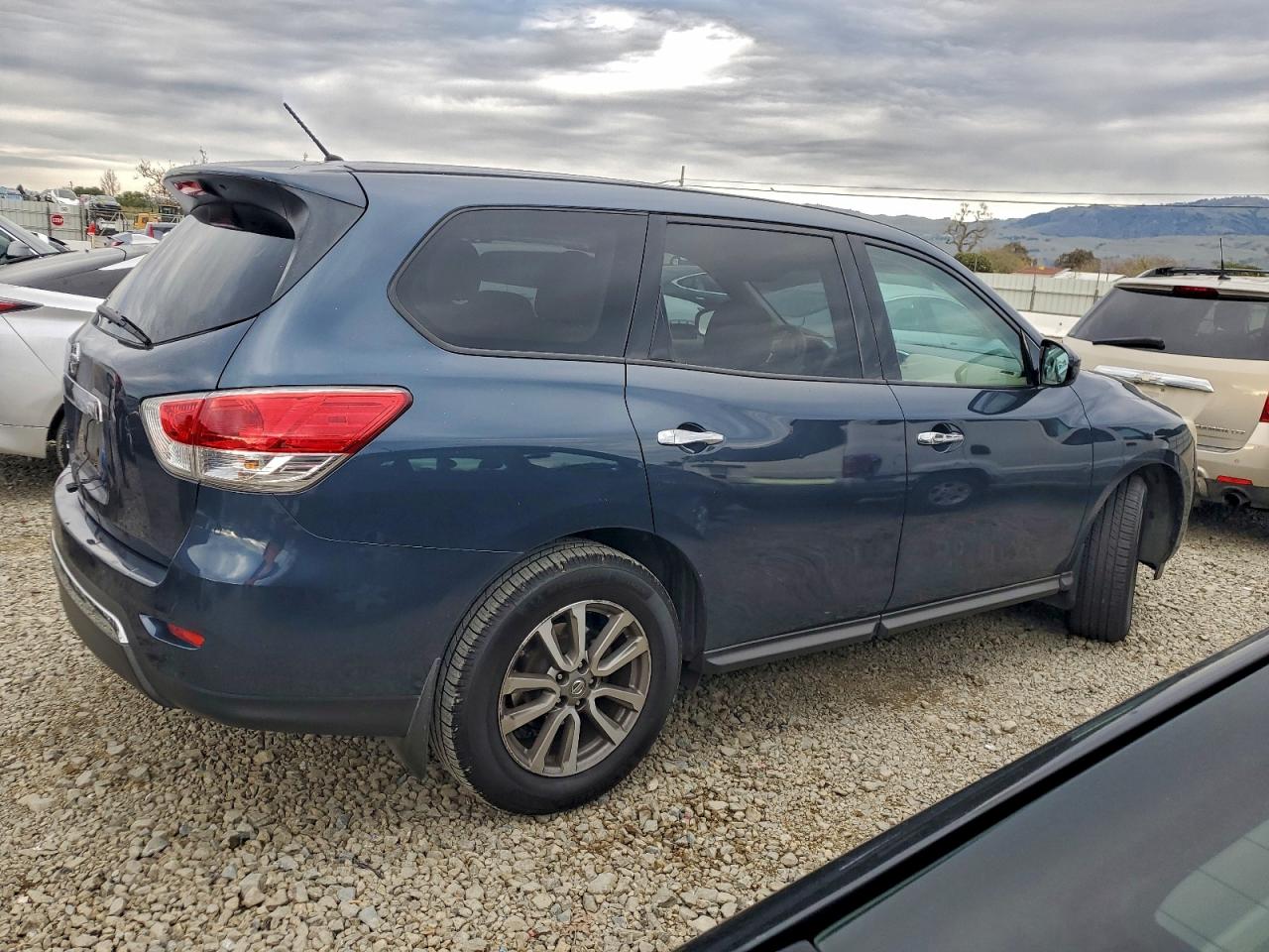 Nissan Pathfinder S Image 7