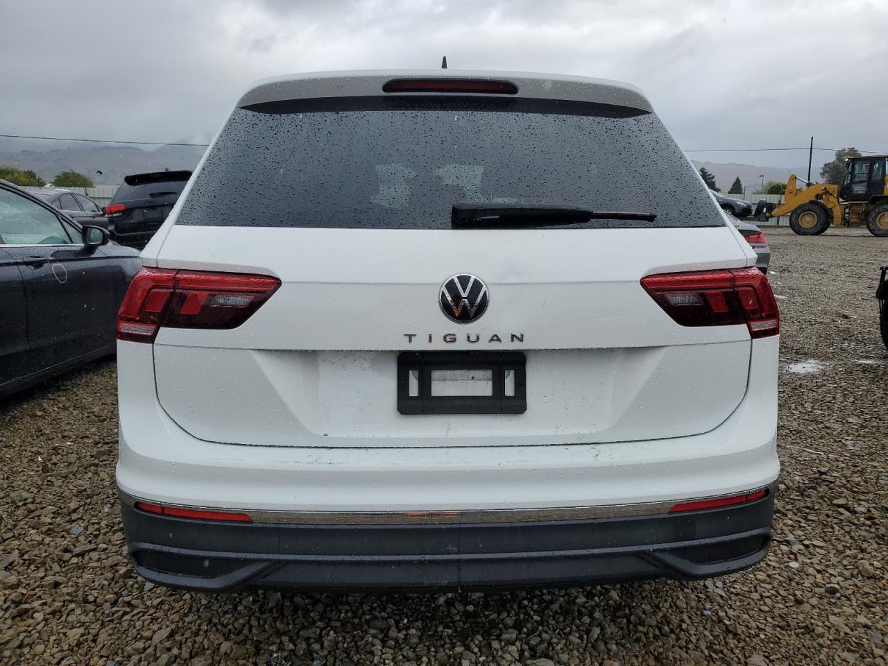Volkswagen Tiguan S Image 2