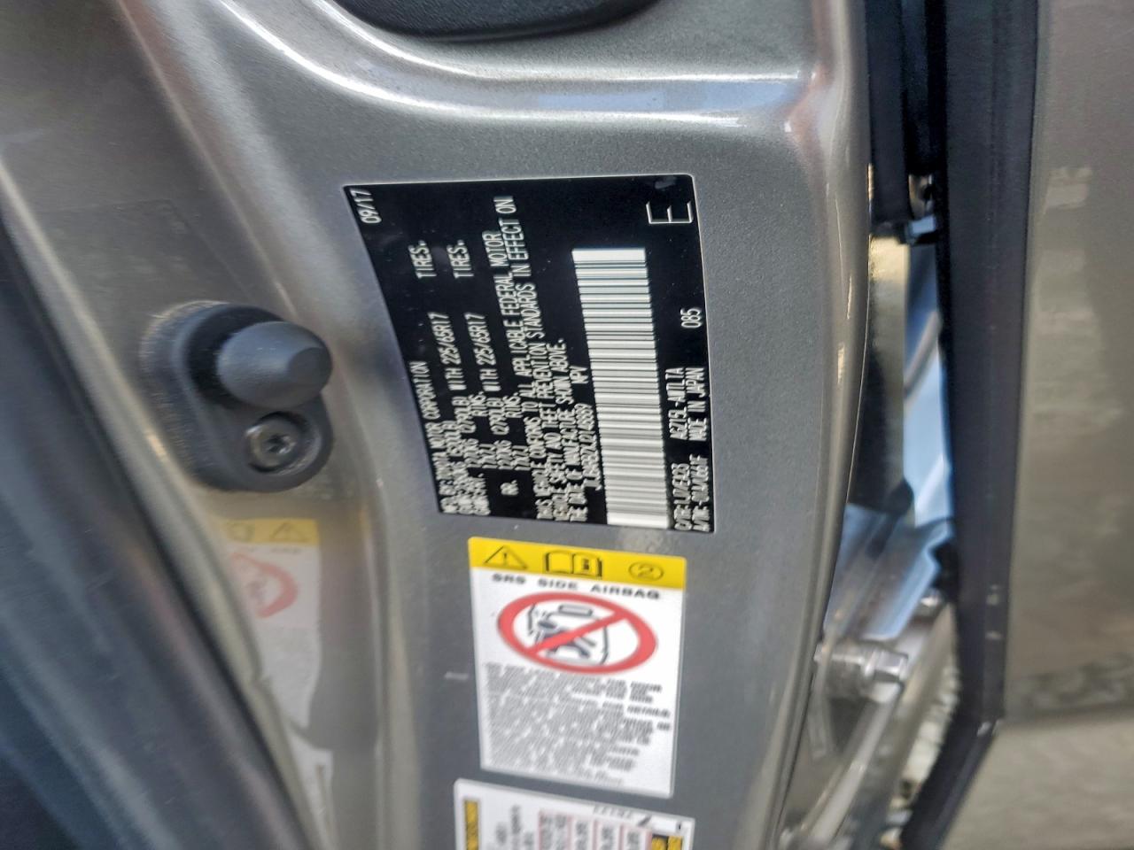 Lexus NX 300 Base Image 14