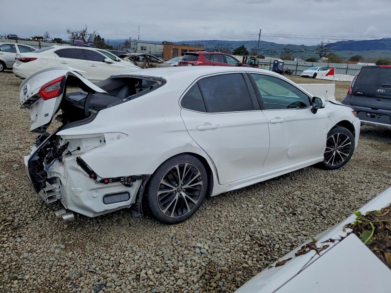 Toyota Camry L Image 9