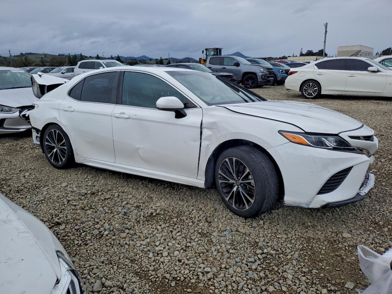 Toyota Camry L Image 2