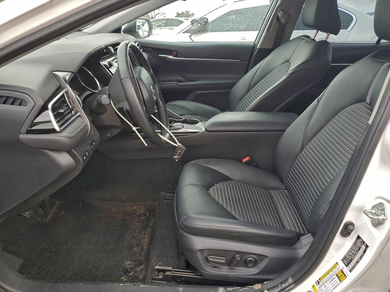 Toyota Camry L Image 4