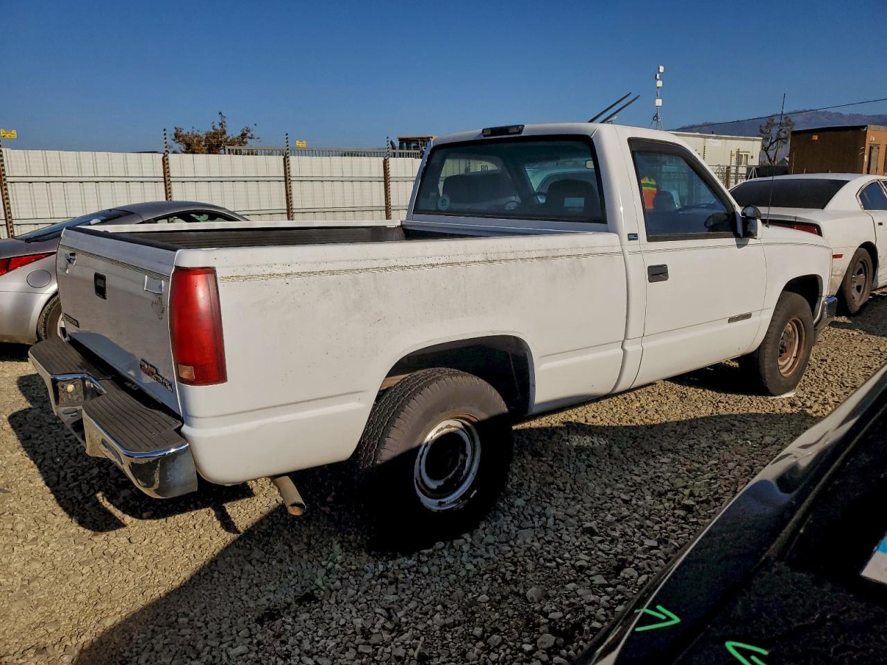 GMC Sierra C1500 Image 2