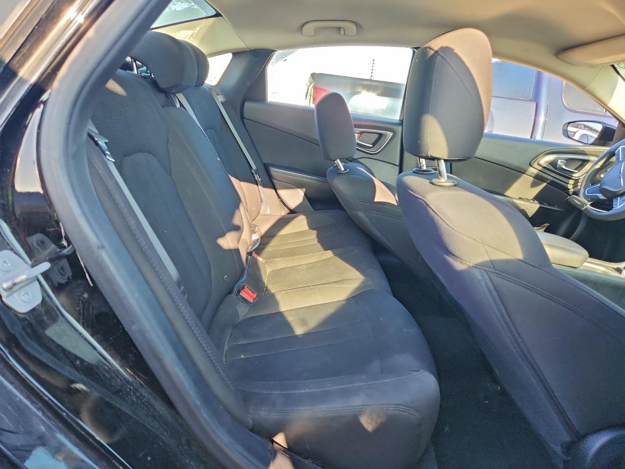 Chrysler 200 Limited Image 7