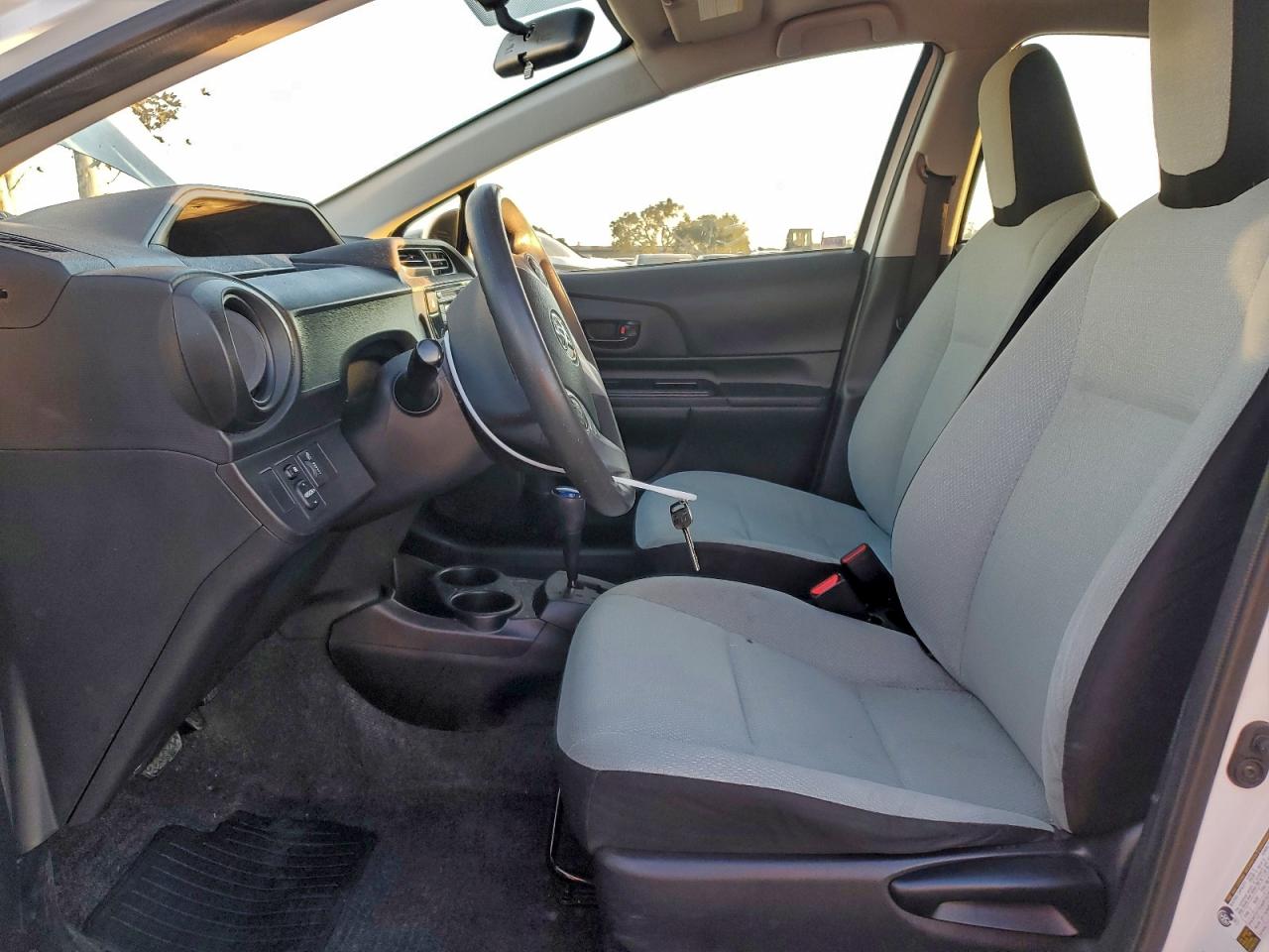 Toyota Prius Image 8