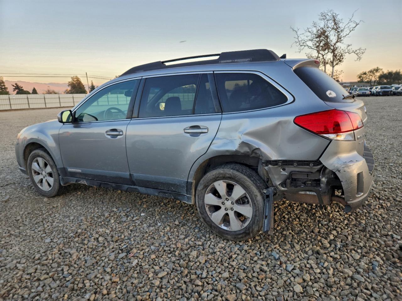Subaru Outback 2.5i Limited Image 2
