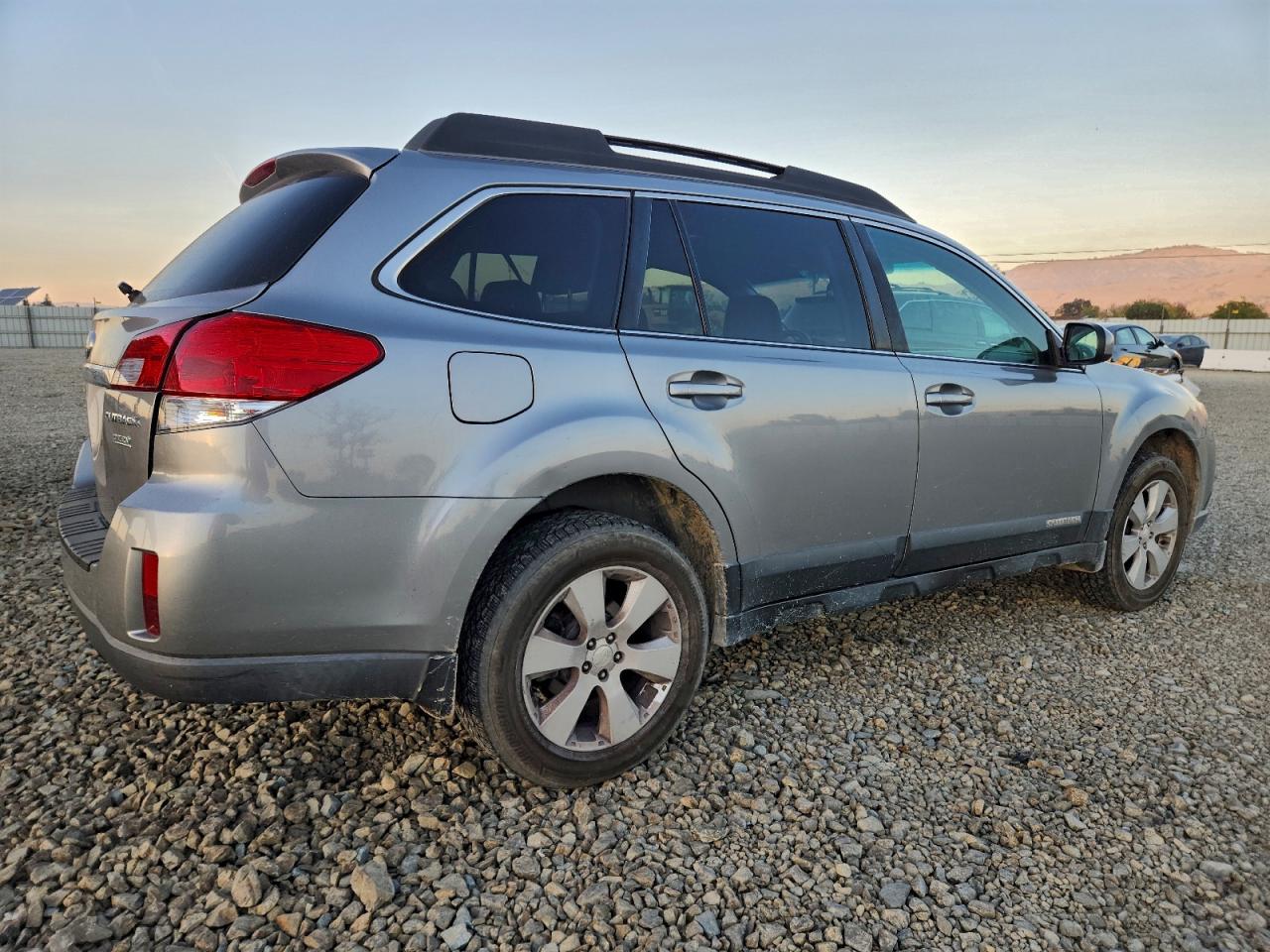 Subaru Outback 2.5i Limited Image 3