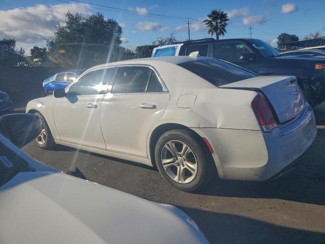 Chrysler 300 Limited Image 6