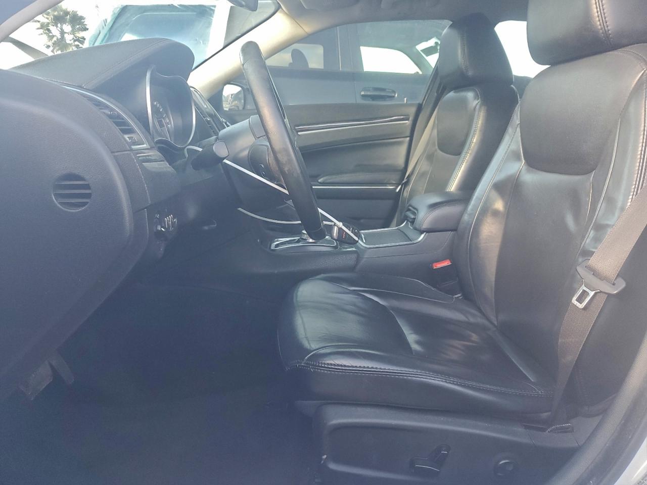 Chrysler 300 Limited Image 12