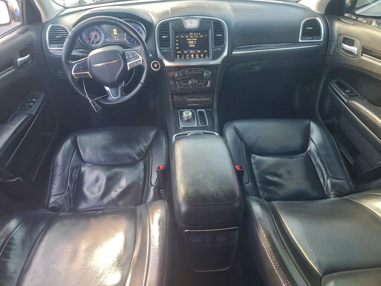 Chrysler 300 Limited Image 10