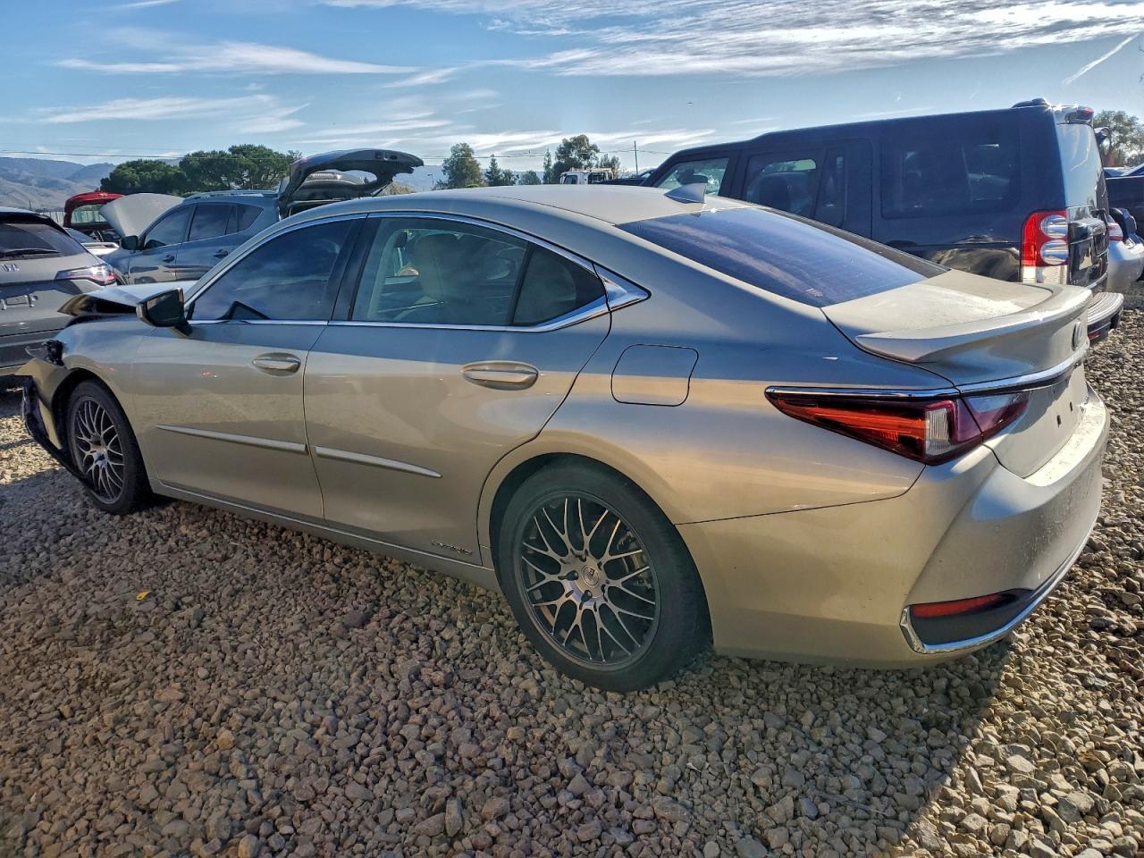 Lexus Es 300h Image 2