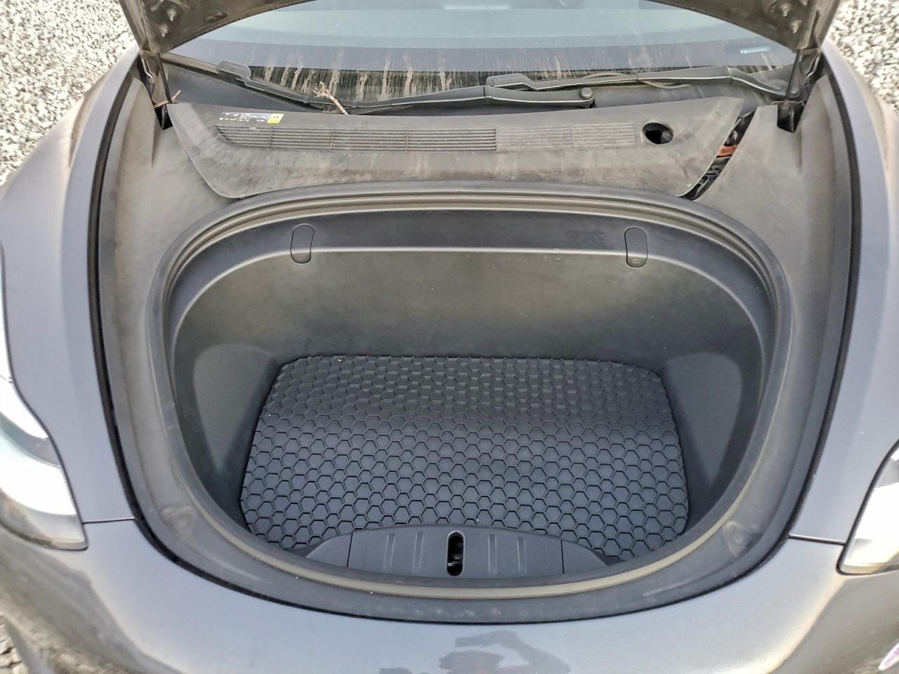 Tesla Model 3 Image 7