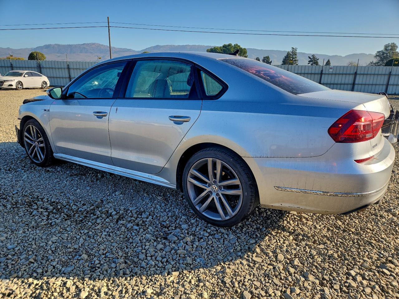 Volkswagen Passat S Image 8