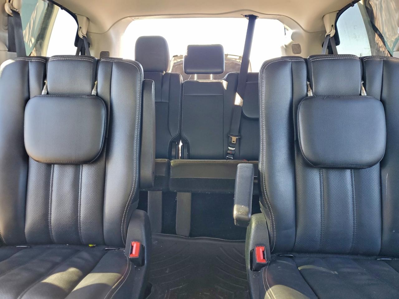 Chrysler Minivan Touring L Image 8