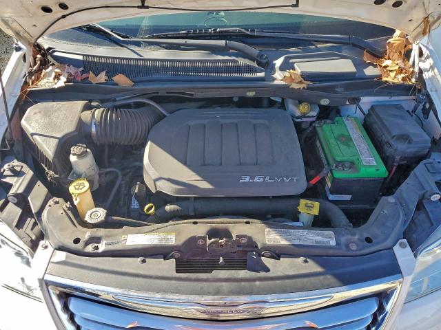 Chrysler Minivan Touring L Image 12