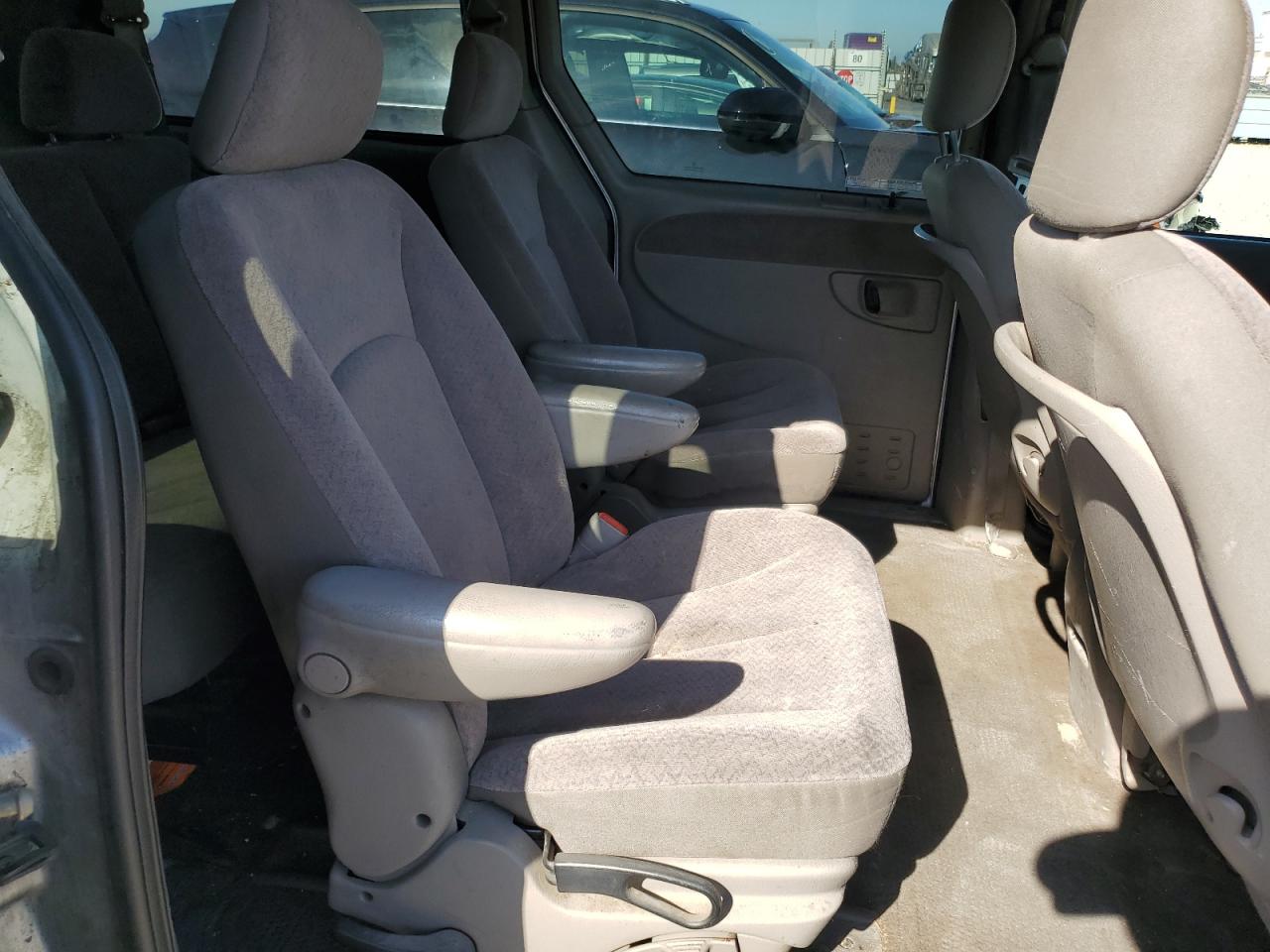 Dodge Caravan Sport Image 9